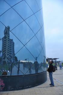Observando torre no shopping de Larcomar, em Miraflores, Lima - Peru